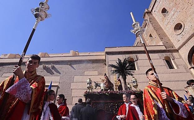 La Borriquita ha salido pasadas las cinco de la tarde de la iglesia de la Encarnación