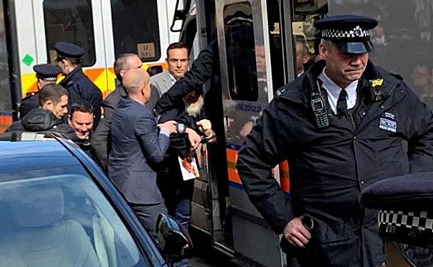 El fundador de WikiLeaks, Assange, es llevado por agentes de la Policía Metropolitana tras su arresto en Londres.