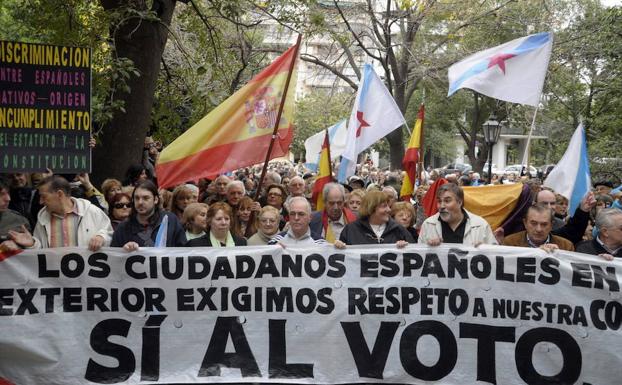 Ciudadanos españoles protestan en Buenos Aires por las trabas para votar.