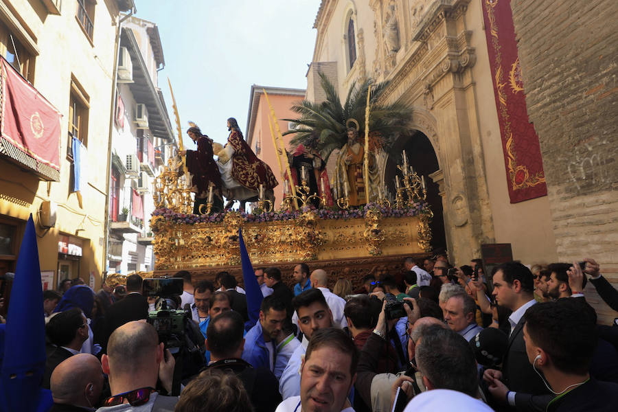 La Borriquilla sale de San Andrés y ya pasea por Granada 