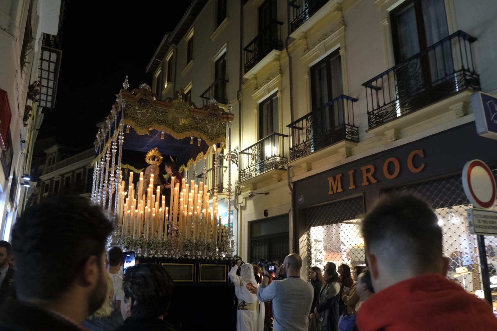 El silencio blanco acompaña a María Santísima del Dulce Nombre