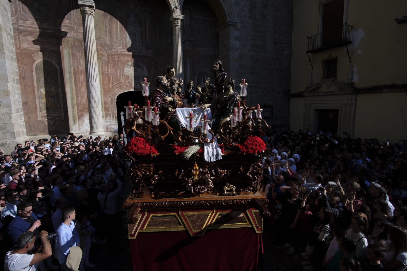 La Santa Cena llena la Plaza de Santo Domingo