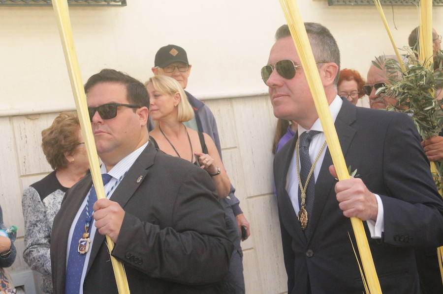 Más de 300 personas y 50 horquilleros han acompañado al primer desfile procesional de la localidad sexitana en un caluroso Domingo de Ramos