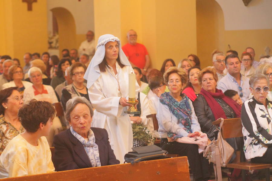 Más de 300 personas y 50 horquilleros han acompañado al primer desfile procesional de la localidad sexitana en un caluroso Domingo de Ramos