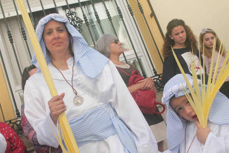 Más de 300 personas y 50 horquilleros han acompañado al primer desfile procesional de la localidad sexitana en un caluroso Domingo de Ramos