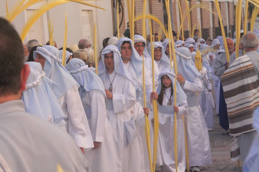 Más de 300 personas y 50 horquilleros han acompañado al primer desfile procesional de la localidad sexitana en un caluroso Domingo de Ramos