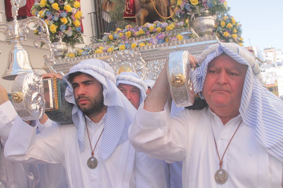 Más de 300 personas y 50 horquilleros han acompañado al primer desfile procesional de la localidad sexitana en un caluroso Domingo de Ramos