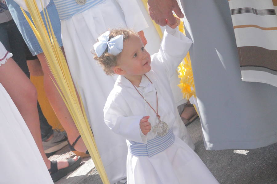 Más de 300 personas y 50 horquilleros han acompañado al primer desfile procesional de la localidad sexitana en un caluroso Domingo de Ramos