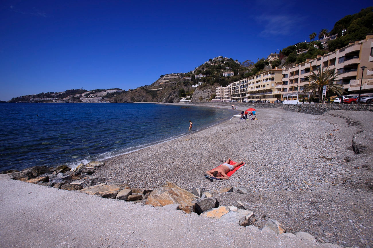 Visitamos Motril, Almuñécar, La Herradura y Castell para ver si nuestras playas están 'a punto' para una oleada de visitas