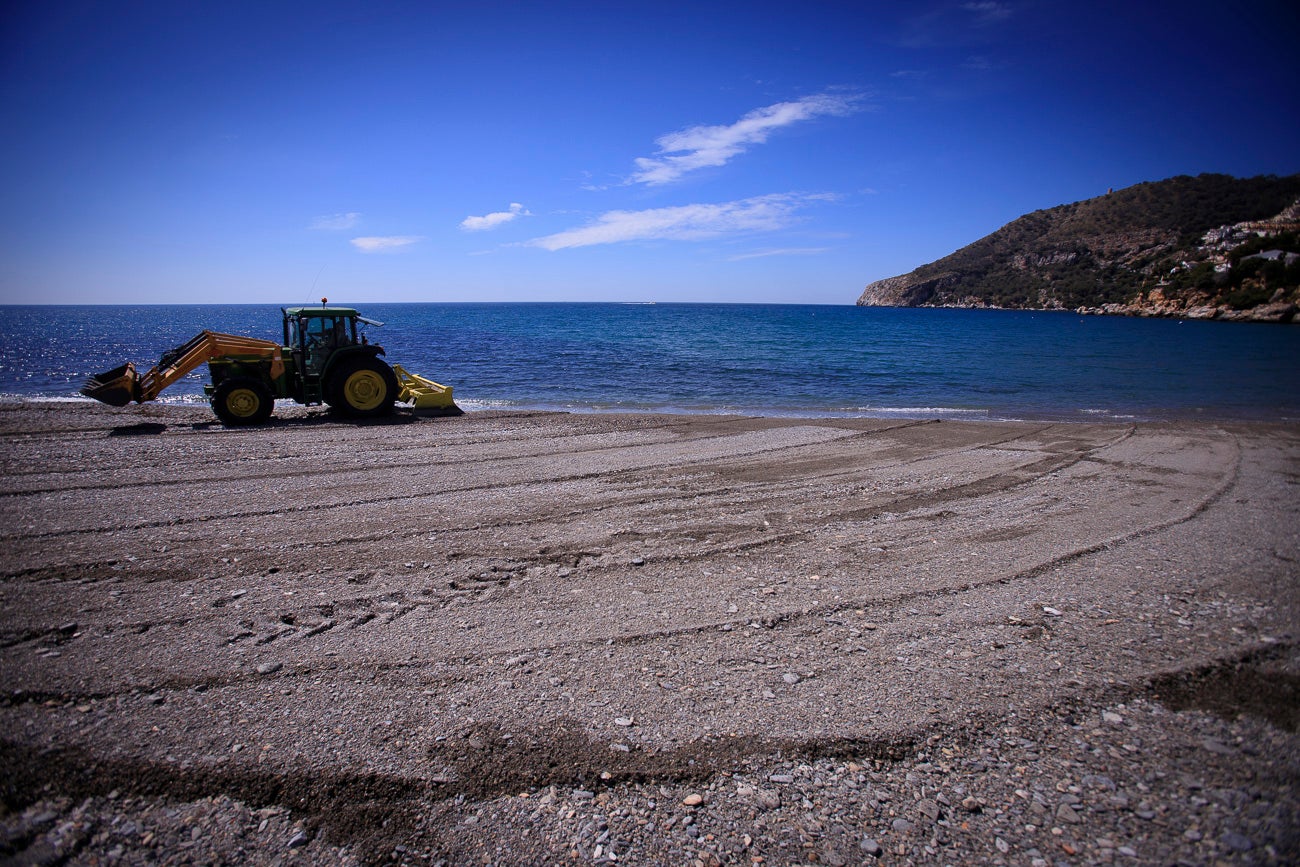 Visitamos Motril, Almuñécar, La Herradura y Castell para ver si nuestras playas están 'a punto' para una oleada de visitas