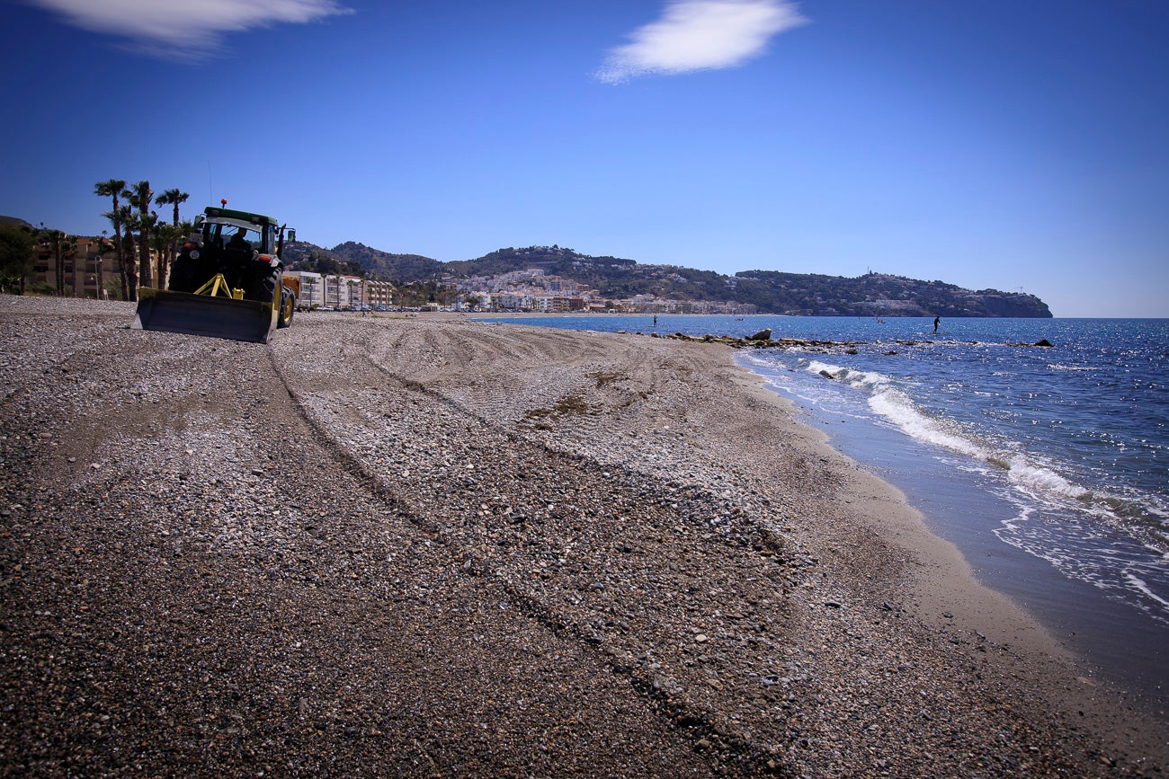 Visitamos Motril, Almuñécar, La Herradura y Castell para ver si nuestras playas están 'a punto' para una oleada de visitas