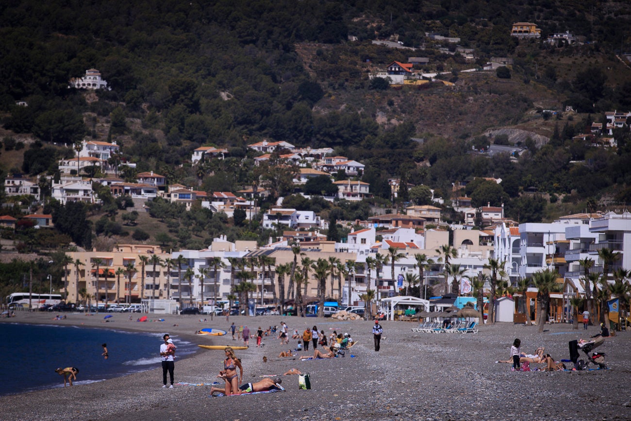 Visitamos Motril, Almuñécar, La Herradura y Castell para ver si nuestras playas están 'a punto' para una oleada de visitas