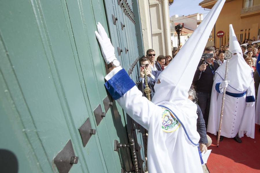 Muchísimo público y muchísimas ganas de disfrutar con una de las cofradías que más simpatías suscitan, y que el año pasado se tuvo que quedar en su templo por la lluvia