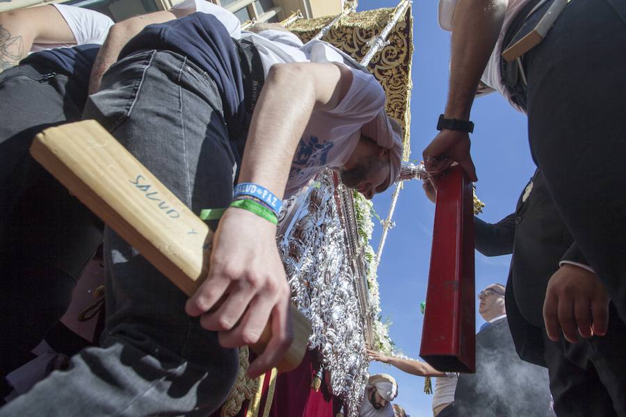 Muchísimo público y muchísimas ganas de disfrutar con una de las cofradías que más simpatías suscitan, y que el año pasado se tuvo que quedar en su templo por la lluvia