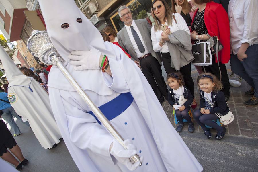 Muchísimo público y muchísimas ganas de disfrutar con una de las cofradías que más simpatías suscitan, y que el año pasado se tuvo que quedar en su templo por la lluvia