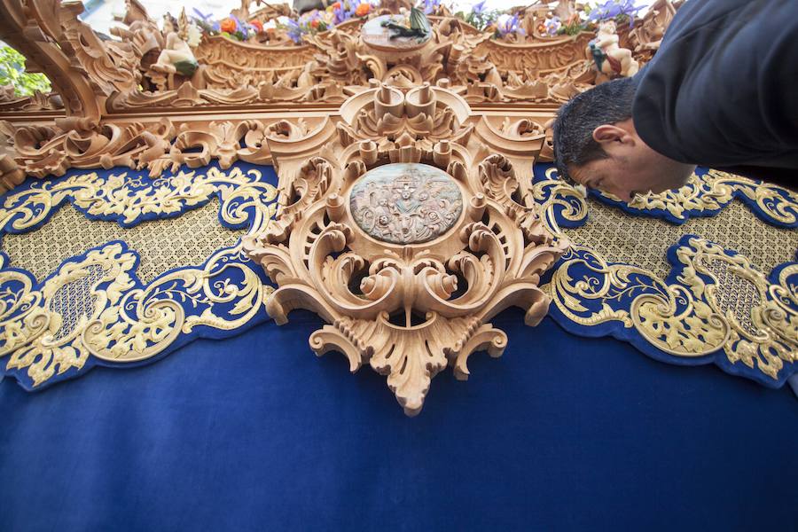 Muchísimo público y muchísimas ganas de disfrutar con una de las cofradías que más simpatías suscitan, y que el año pasado se tuvo que quedar en su templo por la lluvia