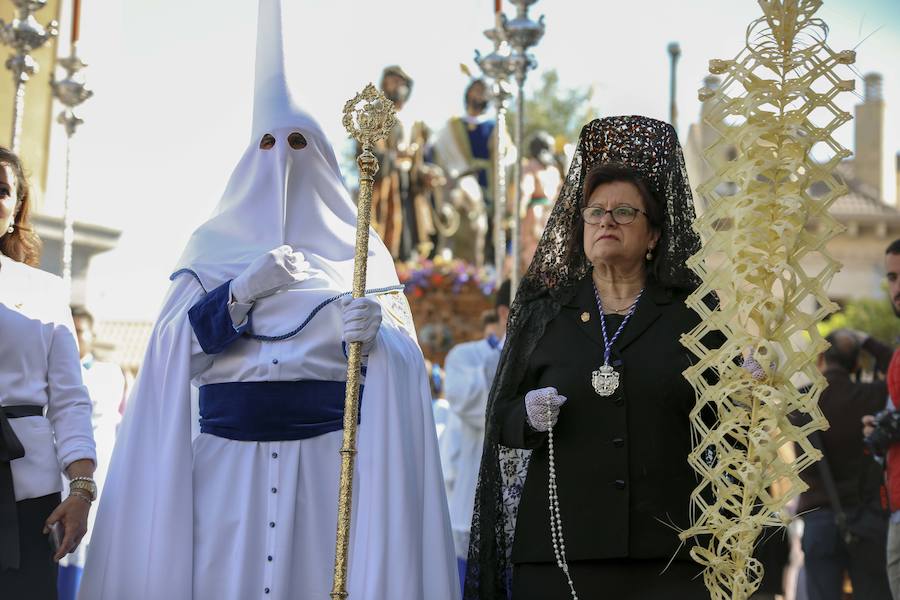 Muchísimo público y muchísimas ganas de disfrutar con una de las cofradías que más simpatías suscitan, y que el año pasado se tuvo que quedar en su templo por la lluvia