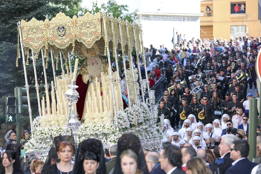 Muchísimo público y muchísimas ganas de disfrutar con una de las cofradías que más simpatías suscitan, y que el año pasado se tuvo que quedar en su templo por la lluvia
