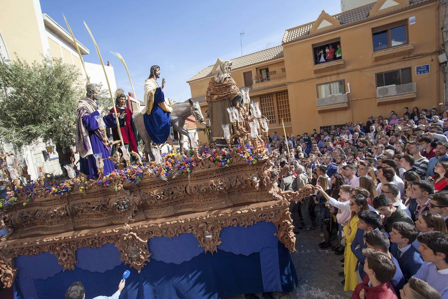 Muchísimo público y muchísimas ganas de disfrutar con una de las cofradías que más simpatías suscitan, y que el año pasado se tuvo que quedar en su templo por la lluvia
