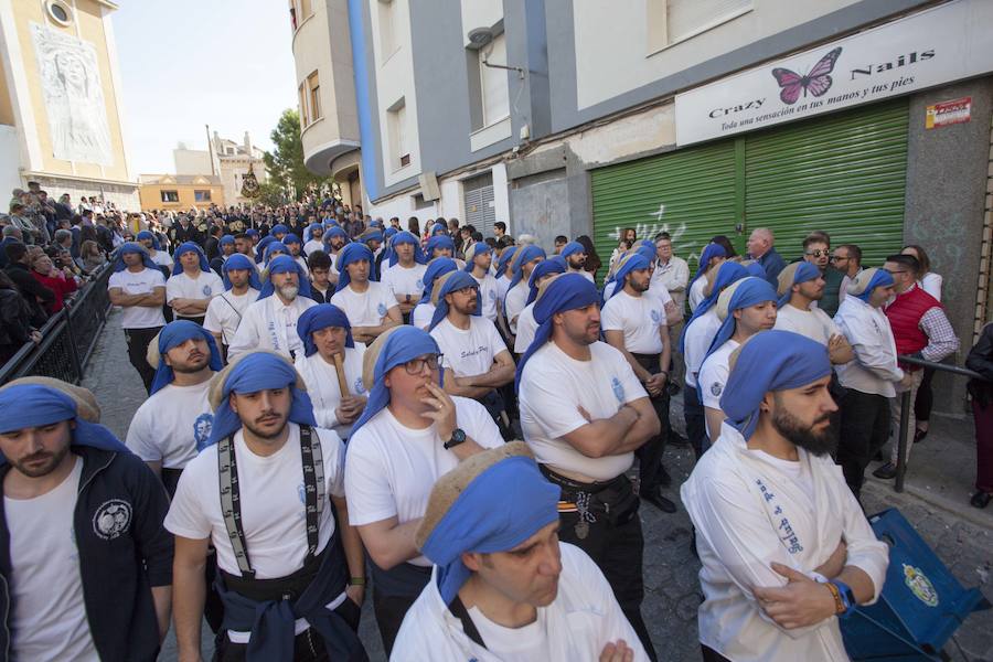 Muchísimo público y muchísimas ganas de disfrutar con una de las cofradías que más simpatías suscitan, y que el año pasado se tuvo que quedar en su templo por la lluvia