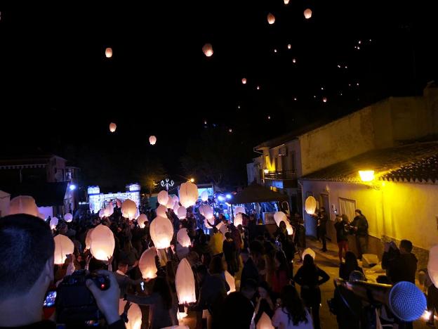 Suelta de globos luminosos en las Fiestas Colonas.