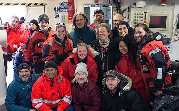 Imagen principal - La tripulación y el Sarmiento de Gamboa 