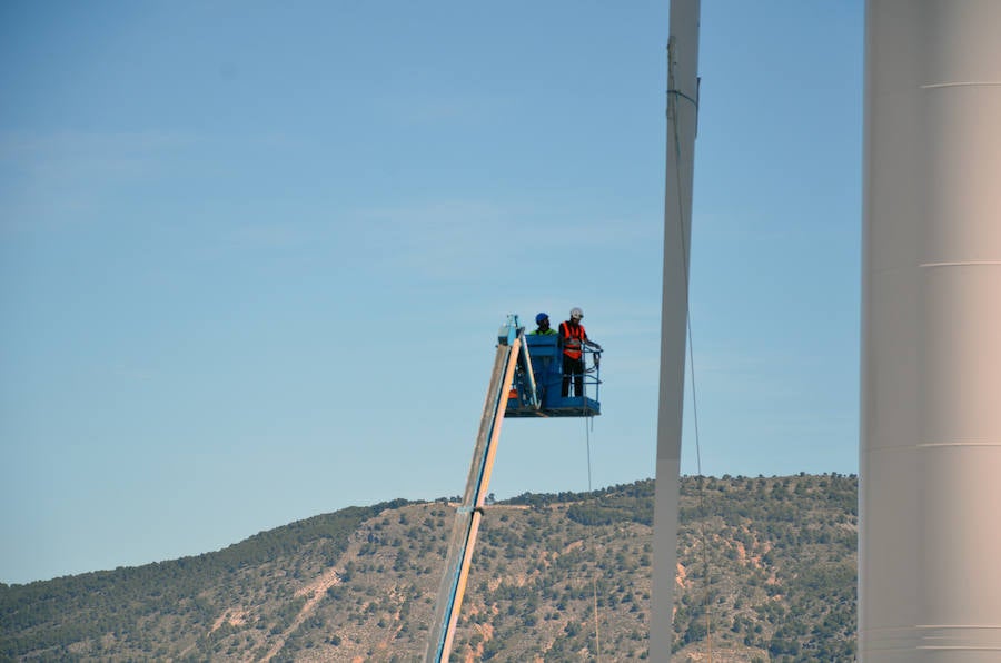 Durante toda una semana la empresa responsable de esta actuación intentó colocar las aspas a este coloso de la energía eólica, un prototipo cuyas palas son hechas en Granada