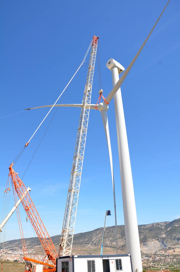 Durante toda una semana la empresa responsable de esta actuación intentó colocar las aspas a este coloso de la energía eólica, un prototipo cuyas palas son hechas en Granada