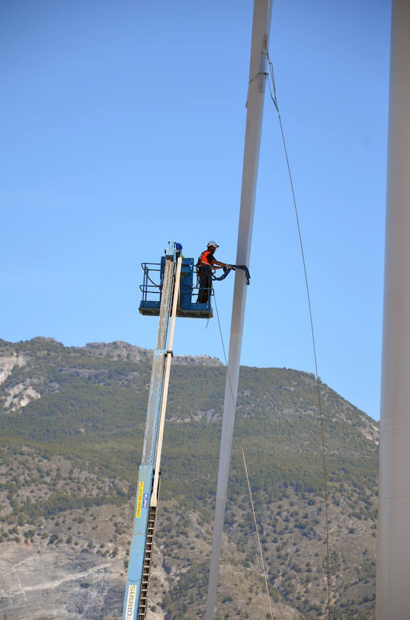 Durante toda una semana la empresa responsable de esta actuación intentó colocar las aspas a este coloso de la energía eólica, un prototipo cuyas palas son hechas en Granada