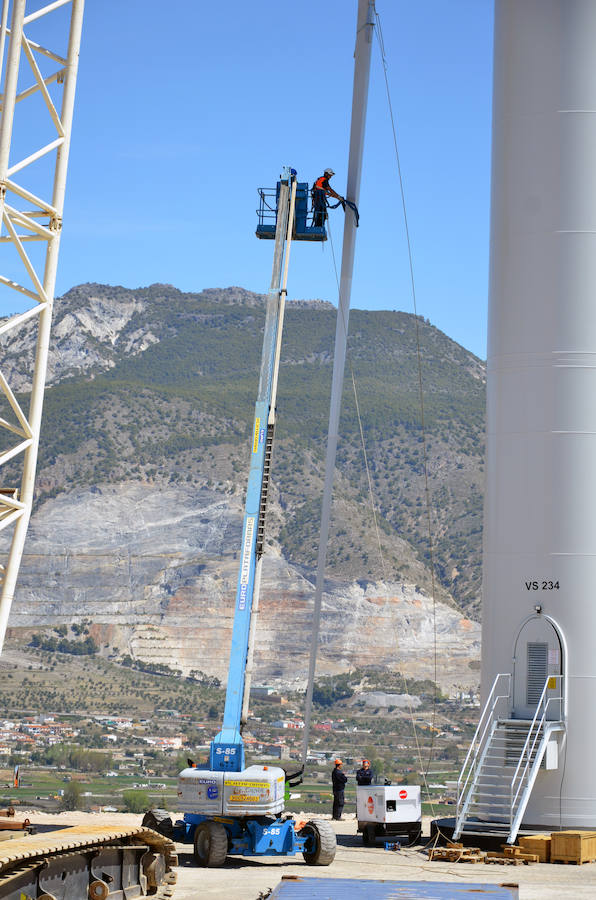 Durante toda una semana la empresa responsable de esta actuación intentó colocar las aspas a este coloso de la energía eólica, un prototipo cuyas palas son hechas en Granada