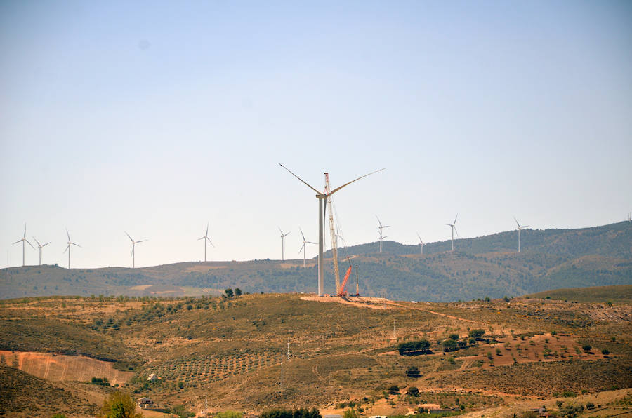 Durante toda una semana la empresa responsable de esta actuación intentó colocar las aspas a este coloso de la energía eólica, un prototipo cuyas palas son hechas en Granada