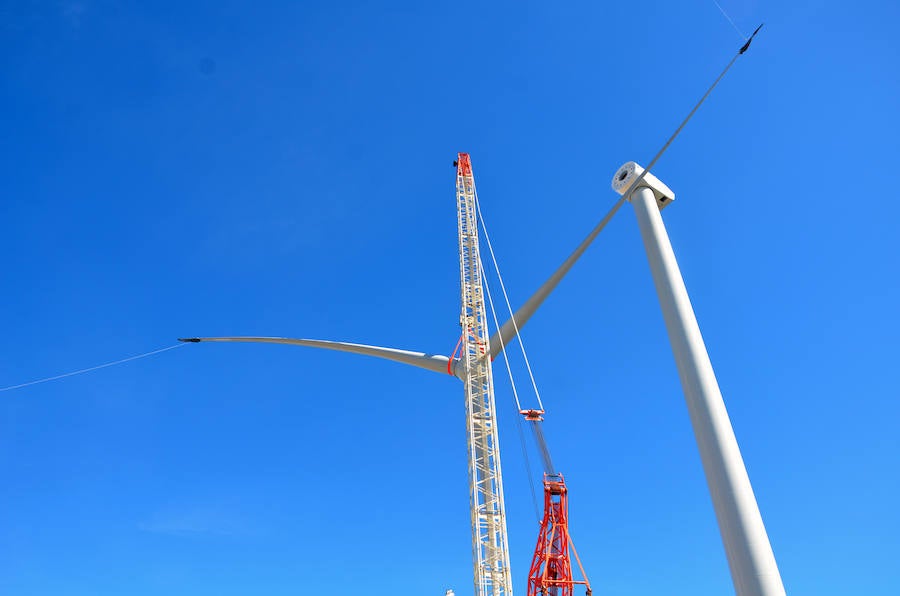 Durante toda una semana la empresa responsable de esta actuación intentó colocar las aspas a este coloso de la energía eólica, un prototipo cuyas palas son hechas en Granada