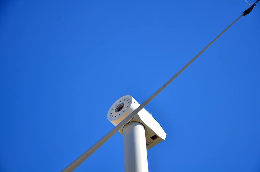 Durante toda una semana la empresa responsable de esta actuación intentó colocar las aspas a este coloso de la energía eólica, un prototipo cuyas palas son hechas en Granada