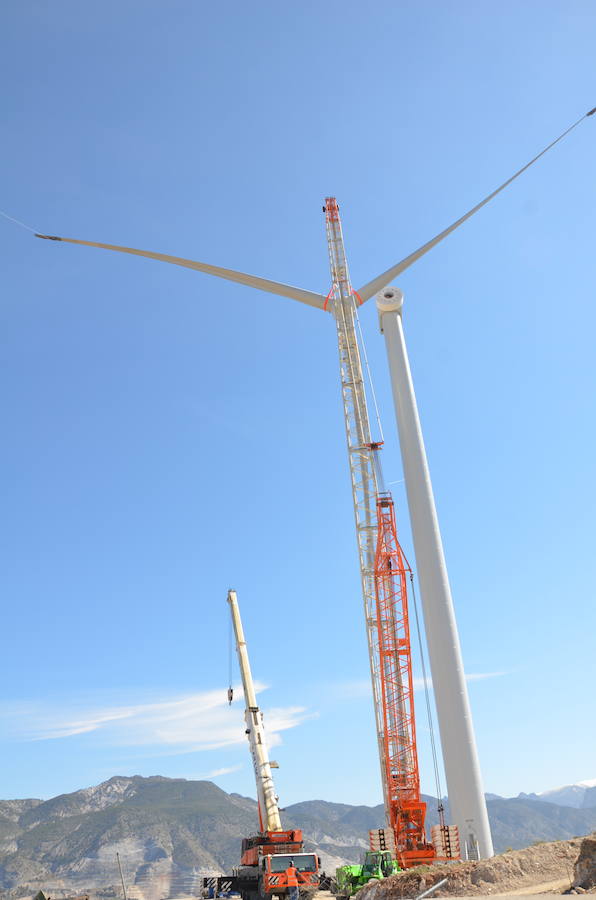 Durante toda una semana la empresa responsable de esta actuación intentó colocar las aspas a este coloso de la energía eólica, un prototipo cuyas palas son hechas en Granada