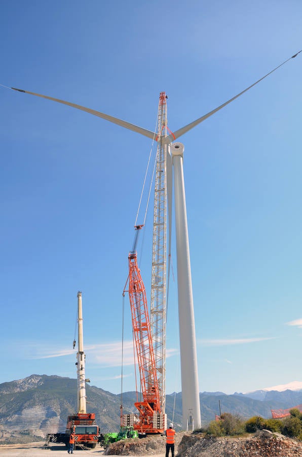 Durante toda una semana la empresa responsable de esta actuación intentó colocar las aspas a este coloso de la energía eólica, un prototipo cuyas palas son hechas en Granada