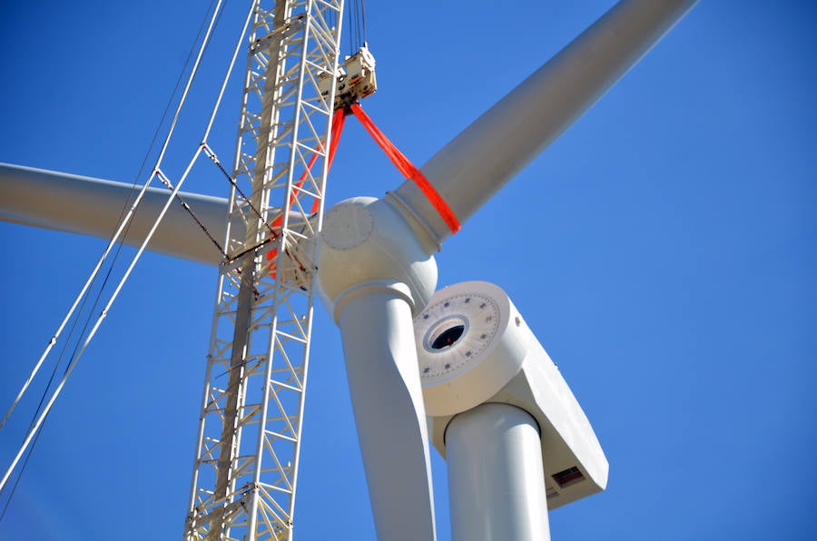 Durante toda una semana la empresa responsable de esta actuación intentó colocar las aspas a este coloso de la energía eólica, un prototipo cuyas palas son hechas en Granada