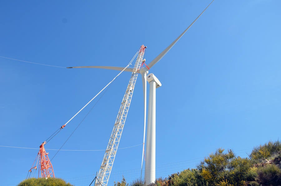 Durante toda una semana la empresa responsable de esta actuación intentó colocar las aspas a este coloso de la energía eólica, un prototipo cuyas palas son hechas en Granada