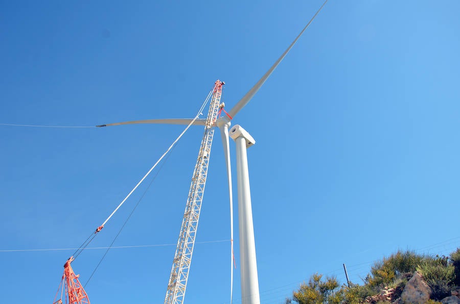 Durante toda una semana la empresa responsable de esta actuación intentó colocar las aspas a este coloso de la energía eólica, un prototipo cuyas palas son hechas en Granada