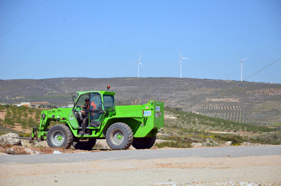 Durante toda una semana la empresa responsable de esta actuación intentó colocar las aspas a este coloso de la energía eólica, un prototipo cuyas palas son hechas en Granada