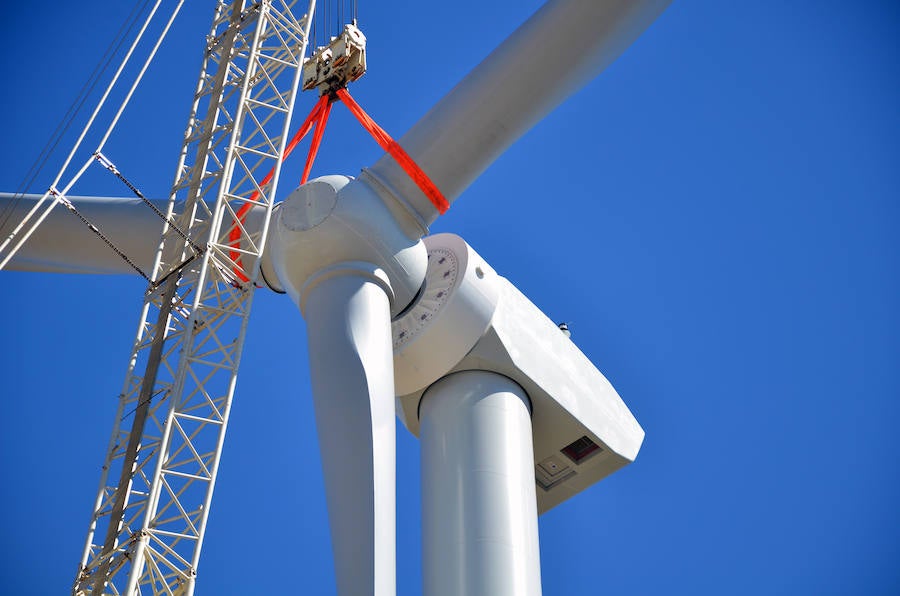 Durante toda una semana la empresa responsable de esta actuación intentó colocar las aspas a este coloso de la energía eólica, un prototipo cuyas palas son hechas en Granada