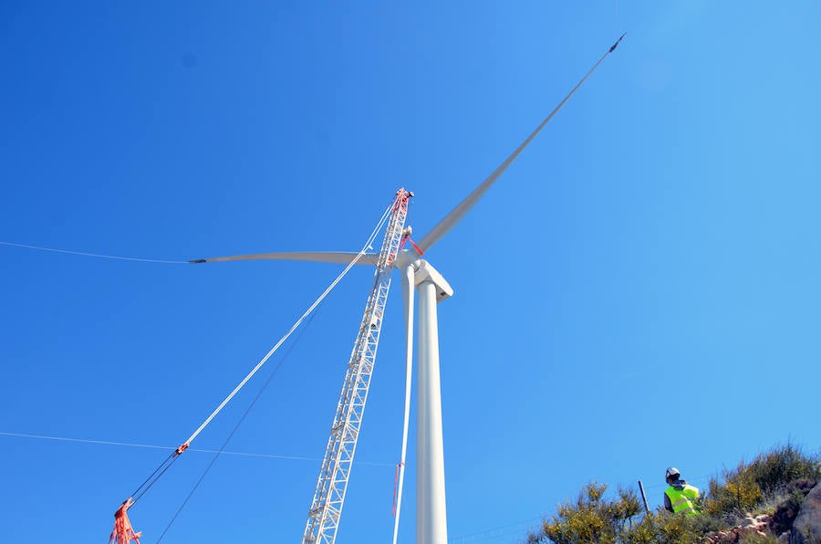 Durante toda una semana la empresa responsable de esta actuación intentó colocar las aspas a este coloso de la energía eólica, un prototipo cuyas palas son hechas en Granada