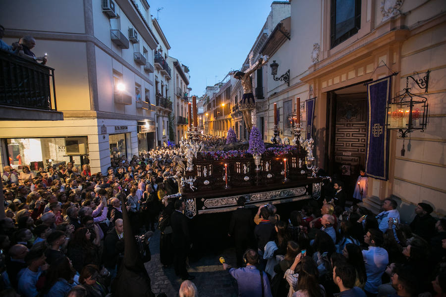 La última cofradía de este lunes comienza a recorrer el centro de la ciudad a última hora de la tarde