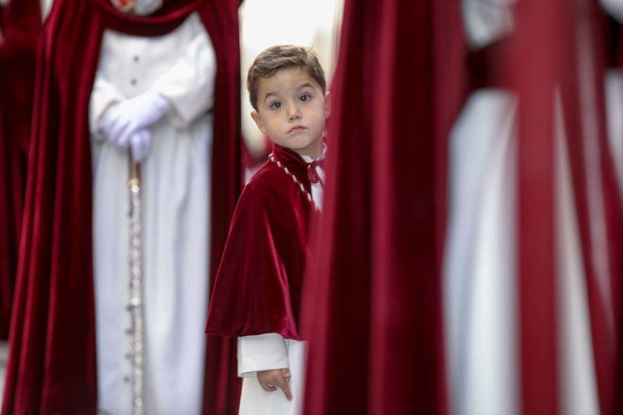 Un recorrido complicado, por la orografía y por la distancia, y el peso del juego escultórico, hacen único este desfile procesional Por segundo año salió desde la iglesia San Juan Pablo II