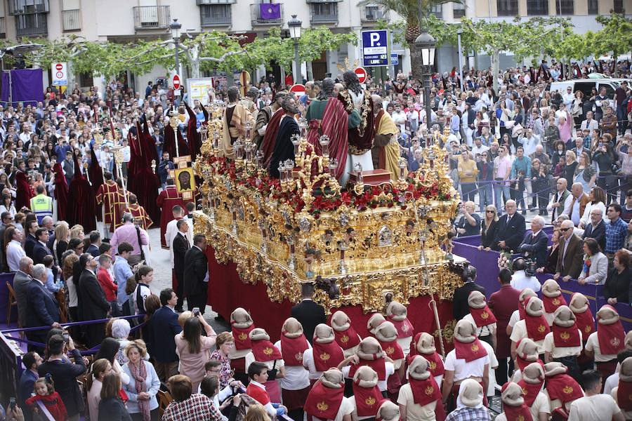 Un recorrido complicado, por la orografía y por la distancia, y el peso del juego escultórico, hacen único este desfile procesional Por segundo año salió desde la iglesia San Juan Pablo II