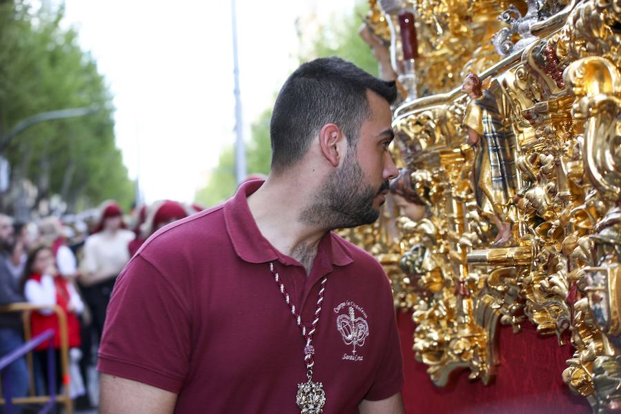Un recorrido complicado, por la orografía y por la distancia, y el peso del juego escultórico, hacen único este desfile procesional Por segundo año salió desde la iglesia San Juan Pablo II