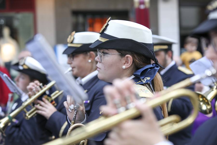 Un recorrido complicado, por la orografía y por la distancia, y el peso del juego escultórico, hacen único este desfile procesional Por segundo año salió desde la iglesia San Juan Pablo II