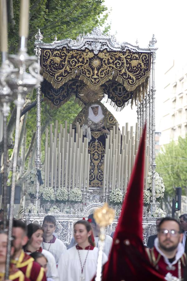 Un recorrido complicado, por la orografía y por la distancia, y el peso del juego escultórico, hacen único este desfile procesional Por segundo año salió desde la iglesia San Juan Pablo II