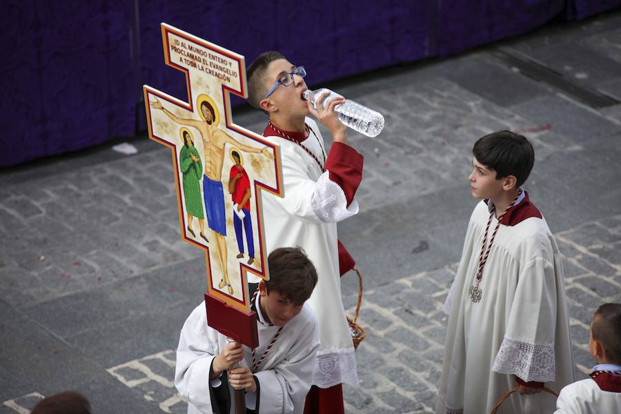 Un recorrido complicado, por la orografía y por la distancia, y el peso del juego escultórico, hacen único este desfile procesional Por segundo año salió desde la iglesia San Juan Pablo II