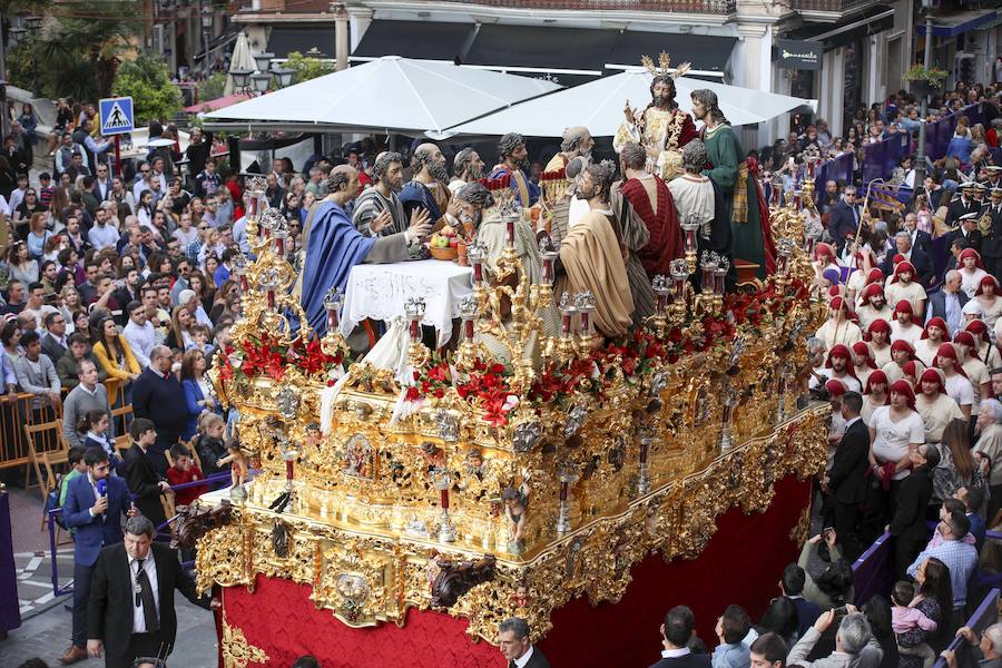 Un recorrido complicado, por la orografía y por la distancia, y el peso del juego escultórico, hacen único este desfile procesional Por segundo año salió desde la iglesia San Juan Pablo II