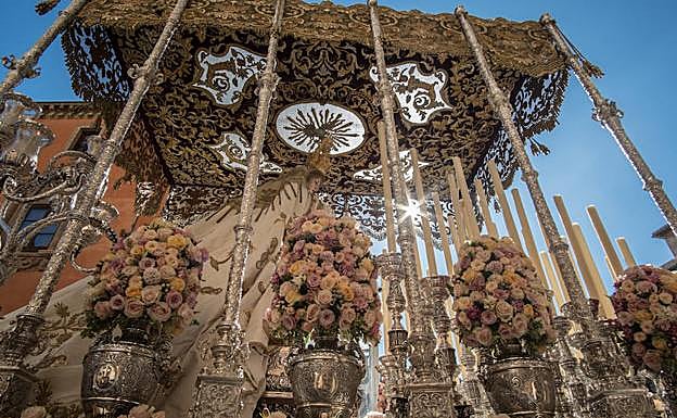 Galería. La luz acompaña al Cautivo. 